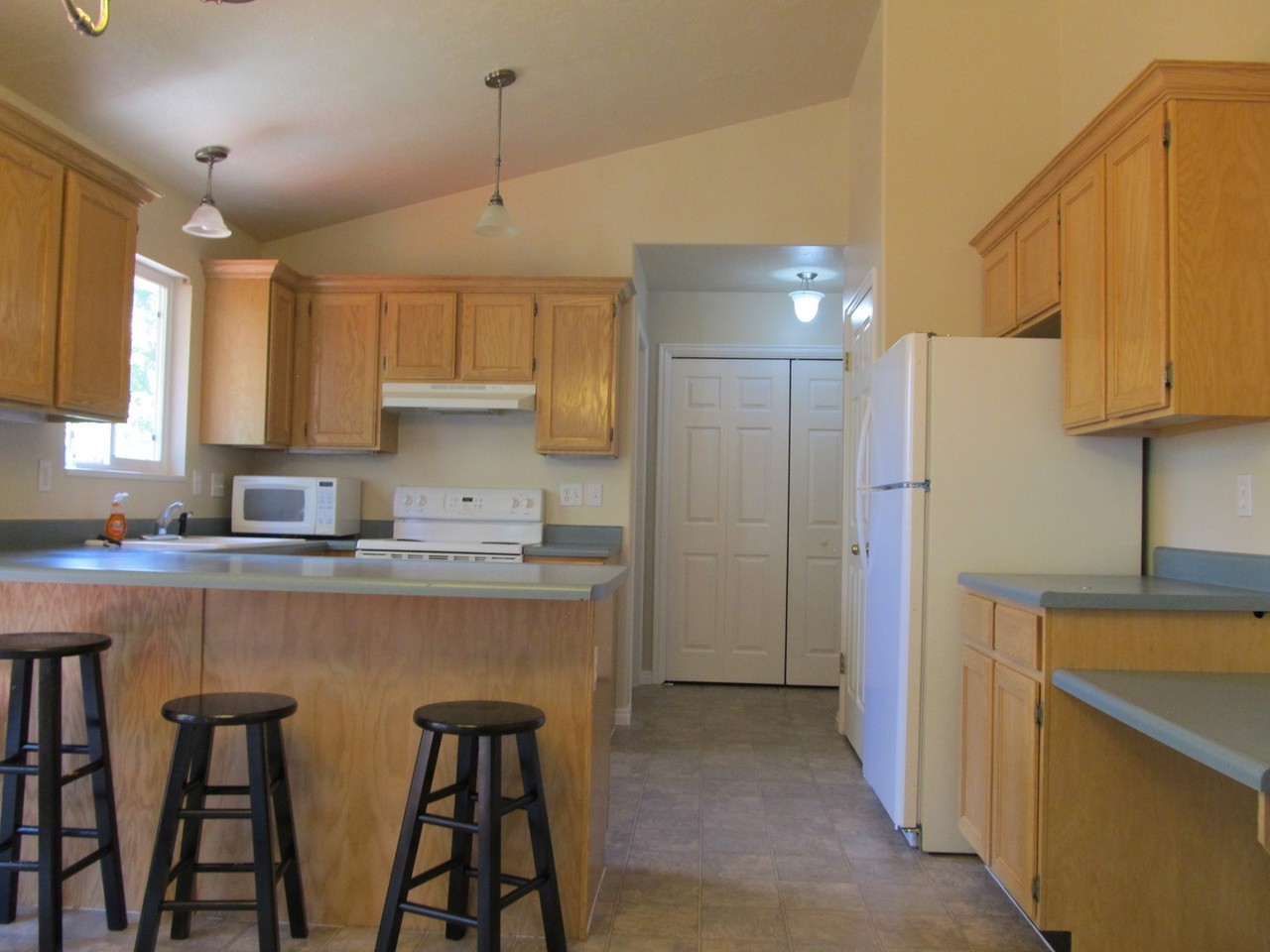853 E Center St - Photo 4 of 24