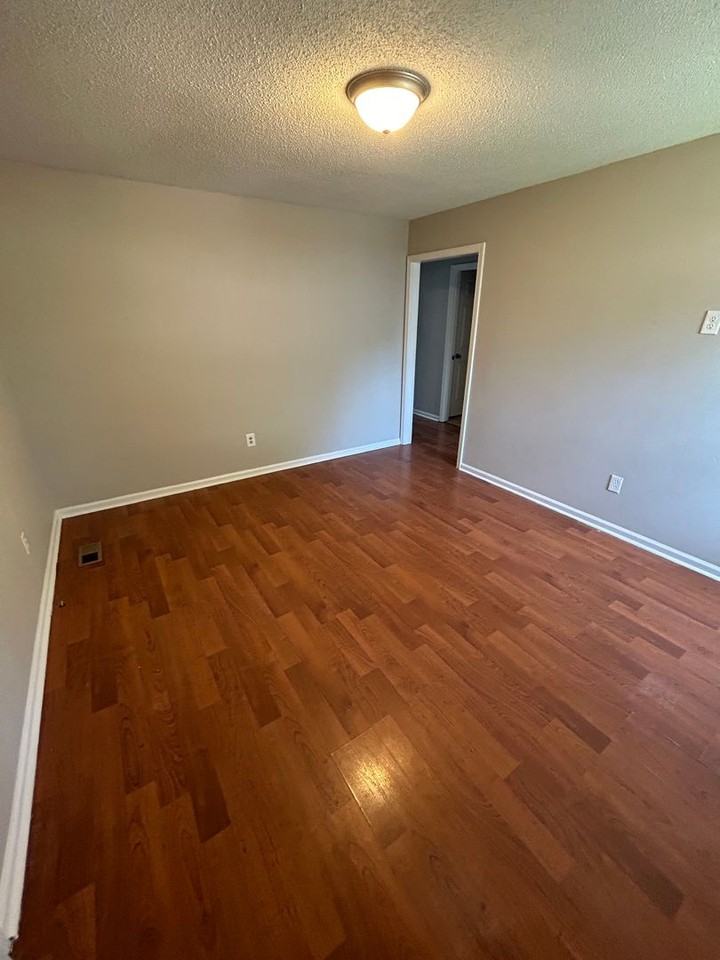 102 Bruce St - Photo 2 of 6