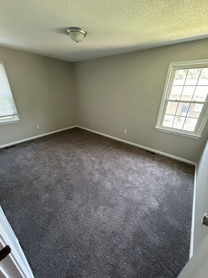 102 Bruce St - Photo 3 of 6