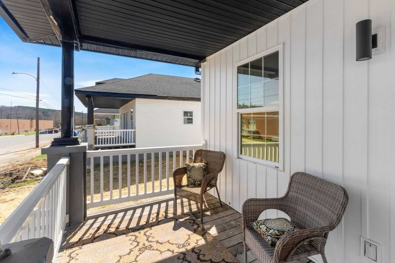 400/402 Amherst Ave - Photo 3 of 10