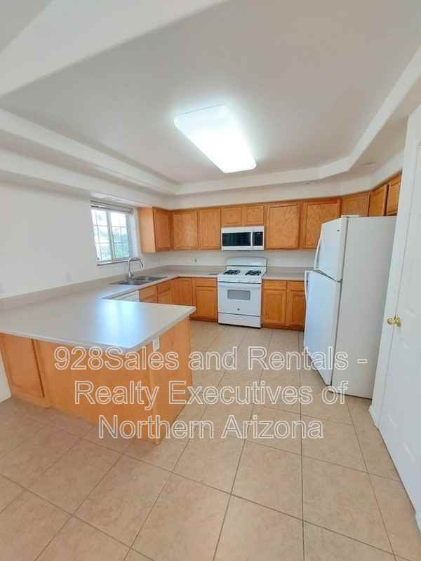 4029 S Nicholas St - Photo 6 of 25