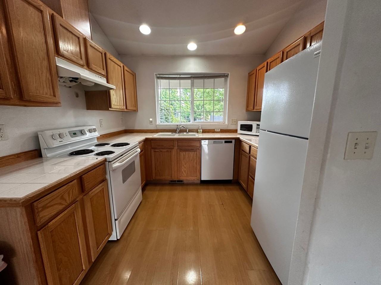 822 Monmouth Ave S - Photo 2 of 9