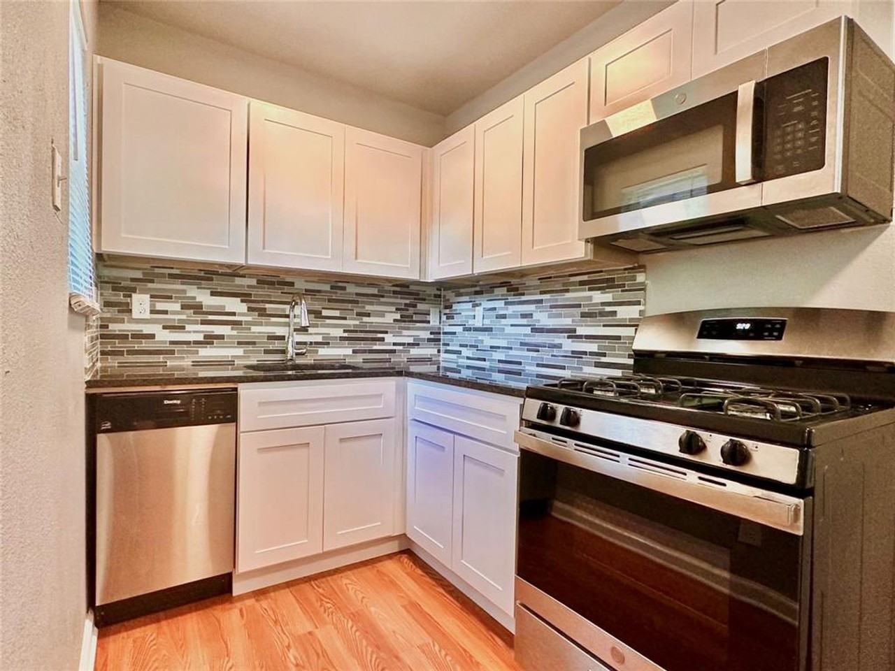 204 E 30th St - Photo 2 of 7