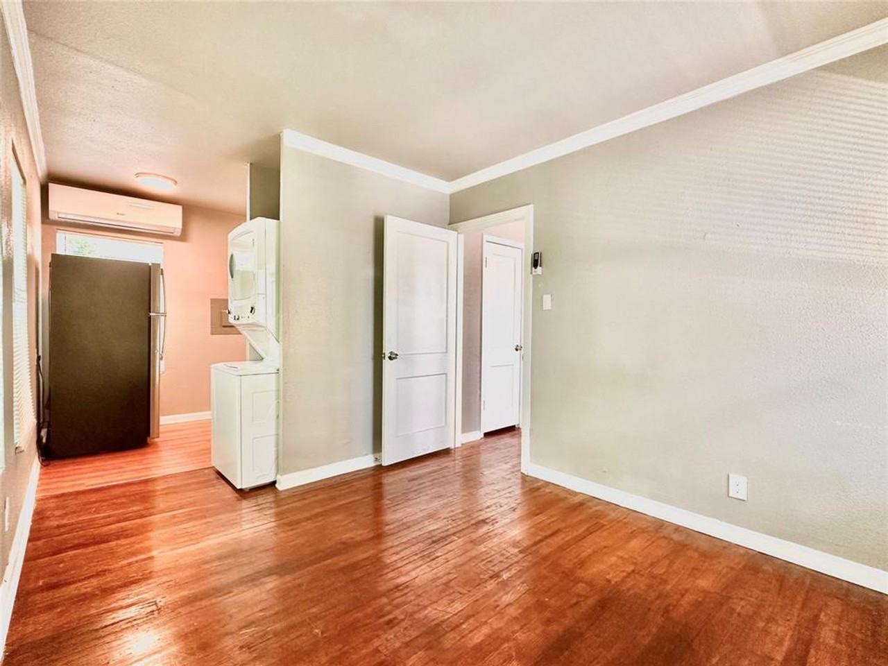 204 E 30th St - Photo 3 of 7