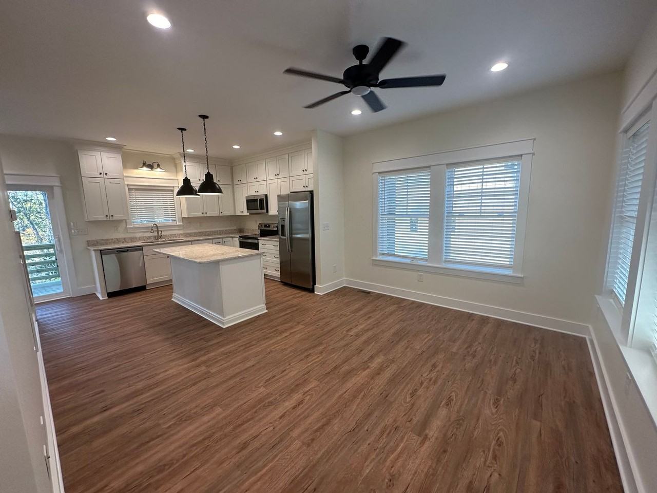 1190 Burnside Rd - Photo 4 of 31