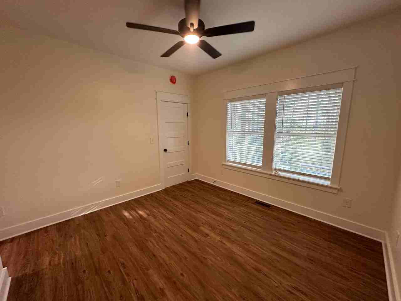 1190 Burnside Rd - Photo 7 of 31