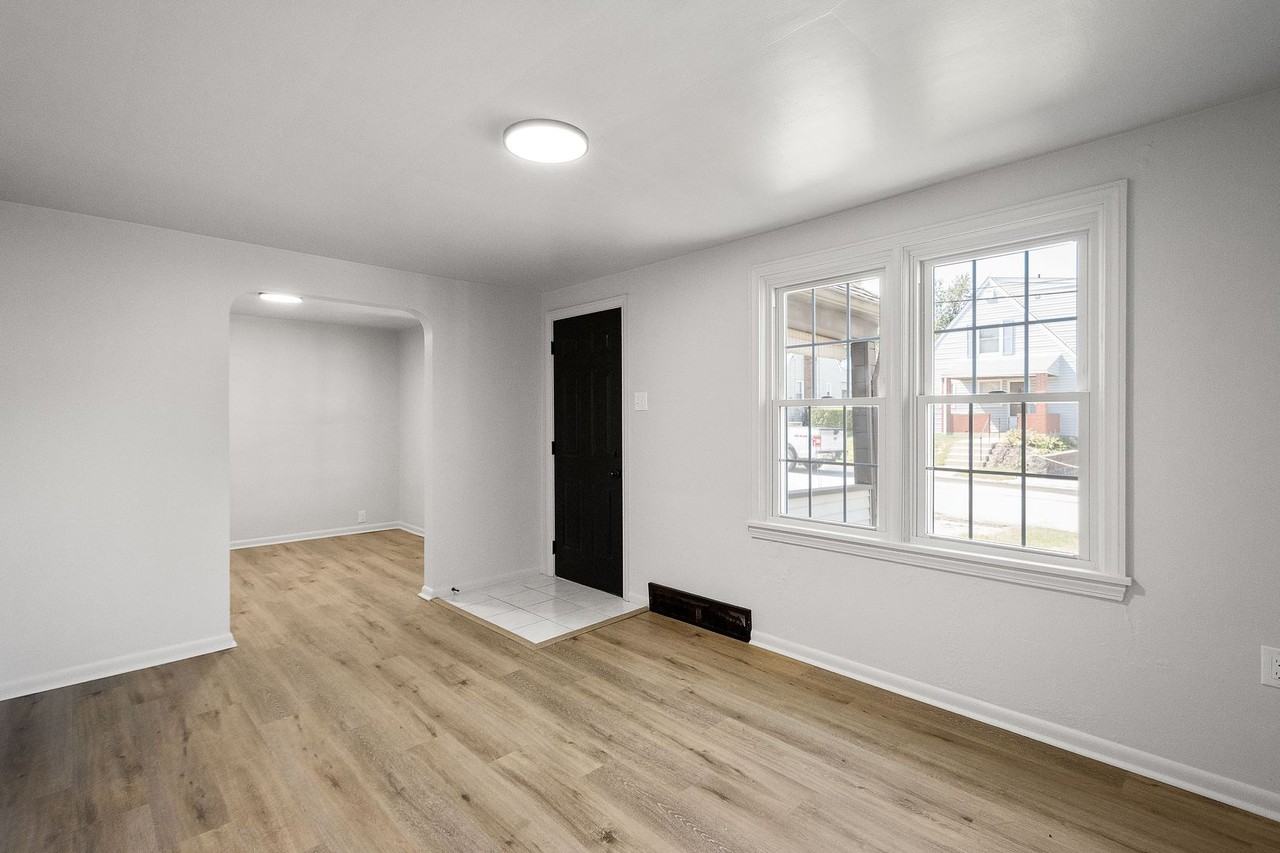 327 James St - Photo 3 of 39