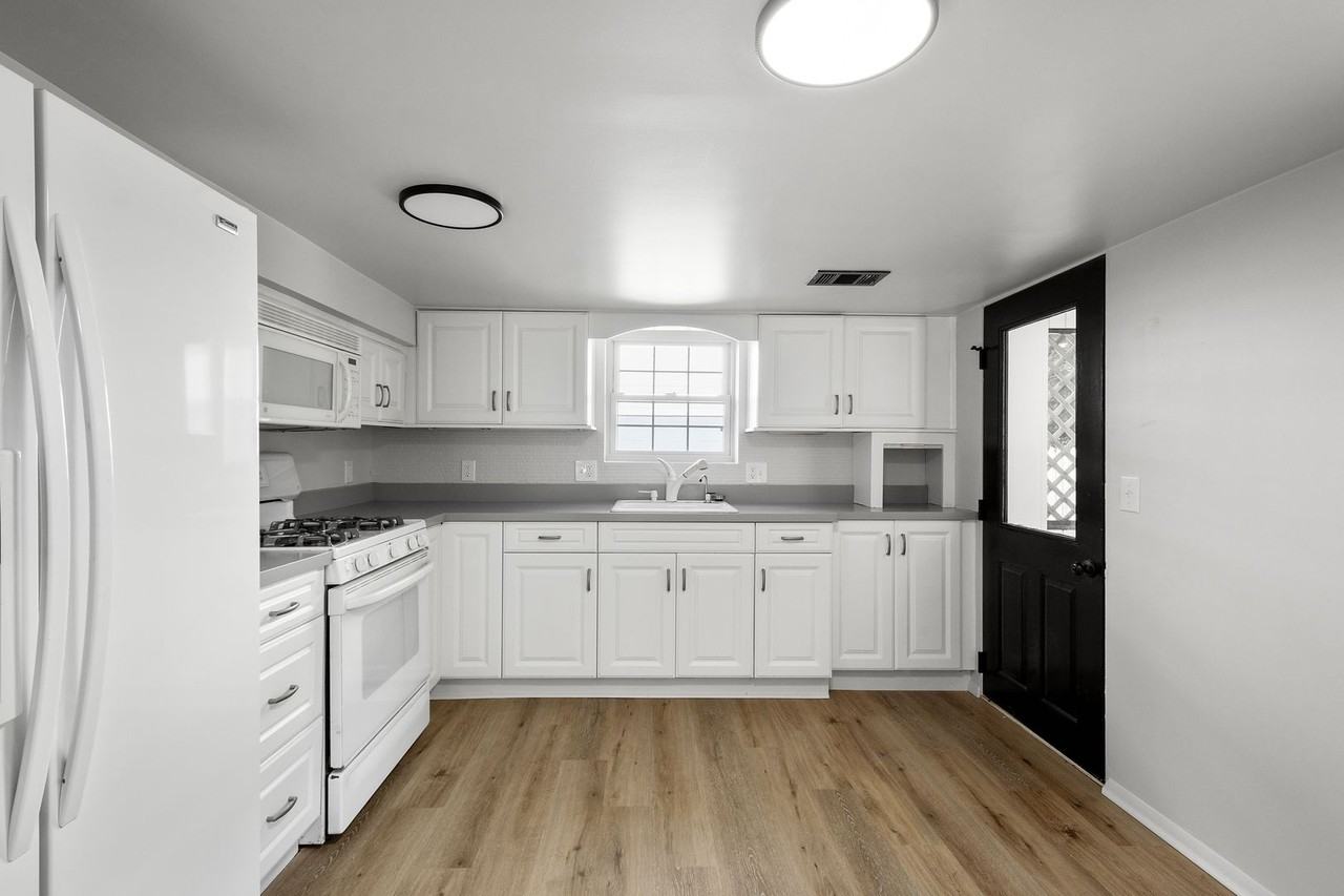 327 James St - Photo 6 of 39