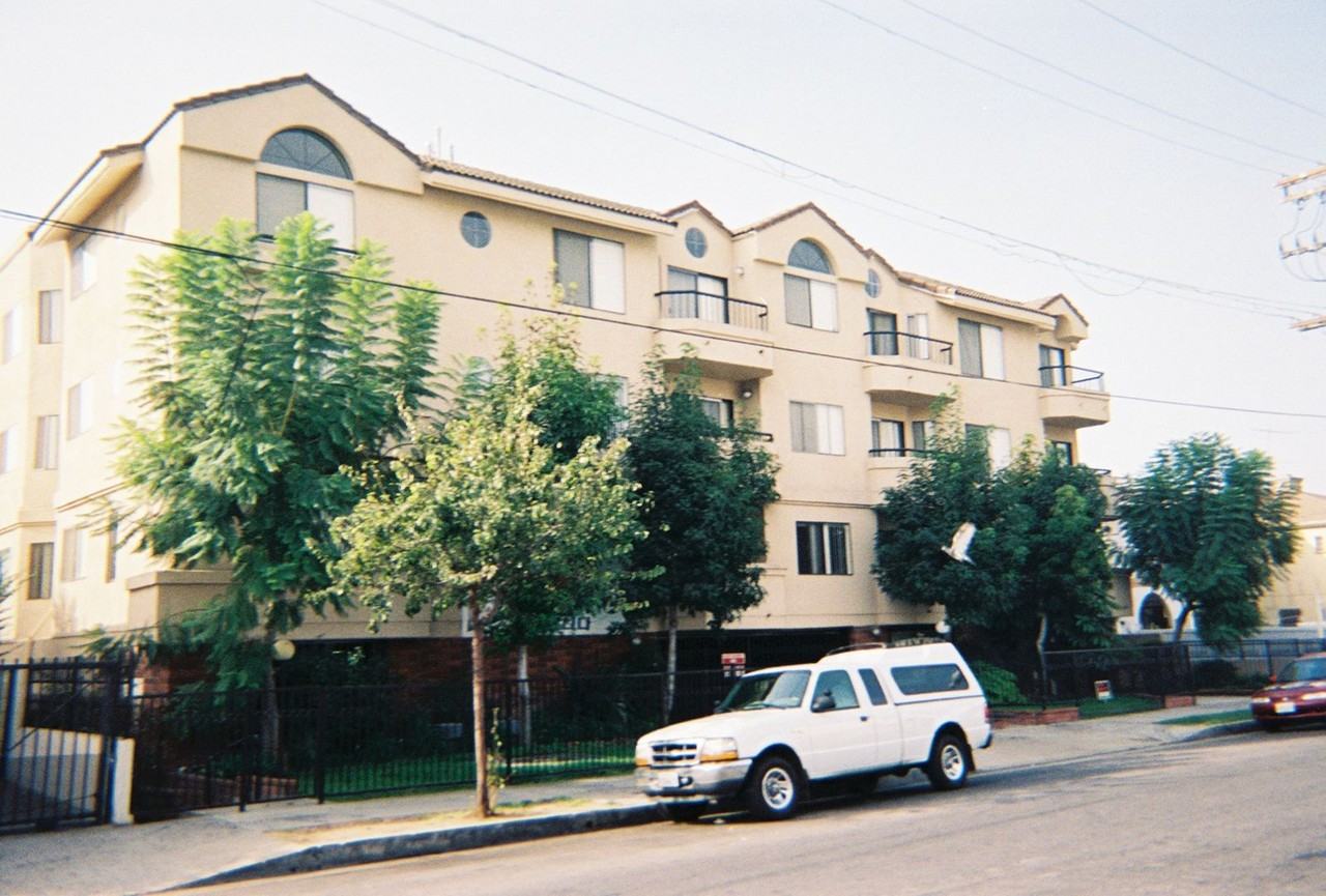 FRA - Francis Apartments - Photo 2 of 34