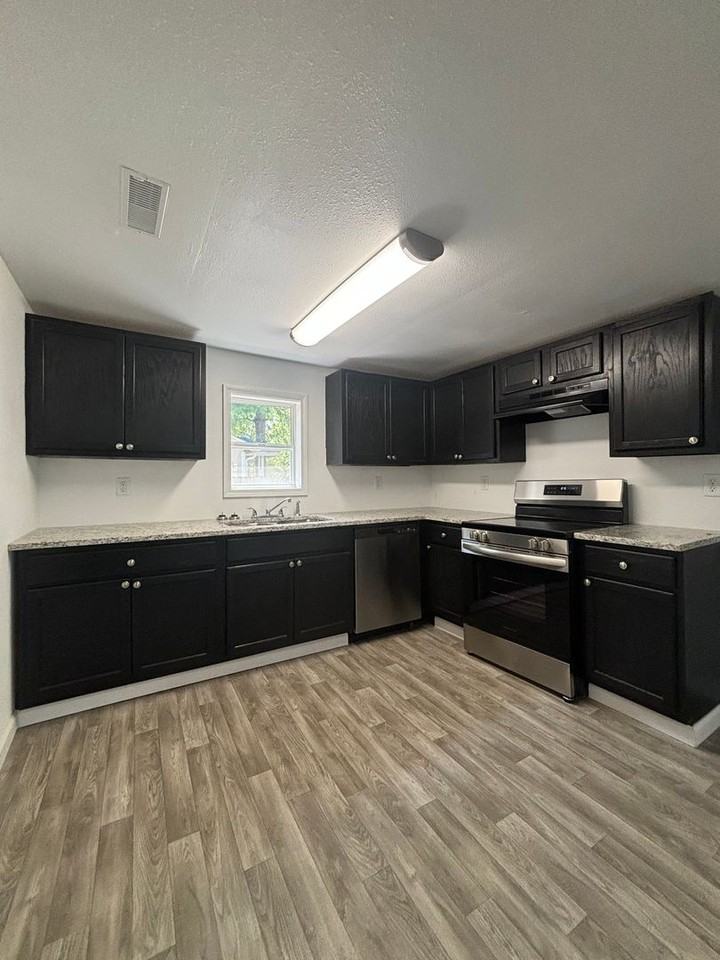 918 N Brown Ave - Photo 3 of 17