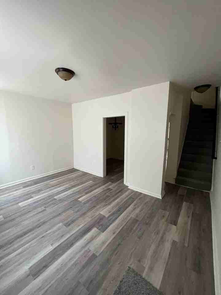 229 Lawrence St - Photo 2 of 11