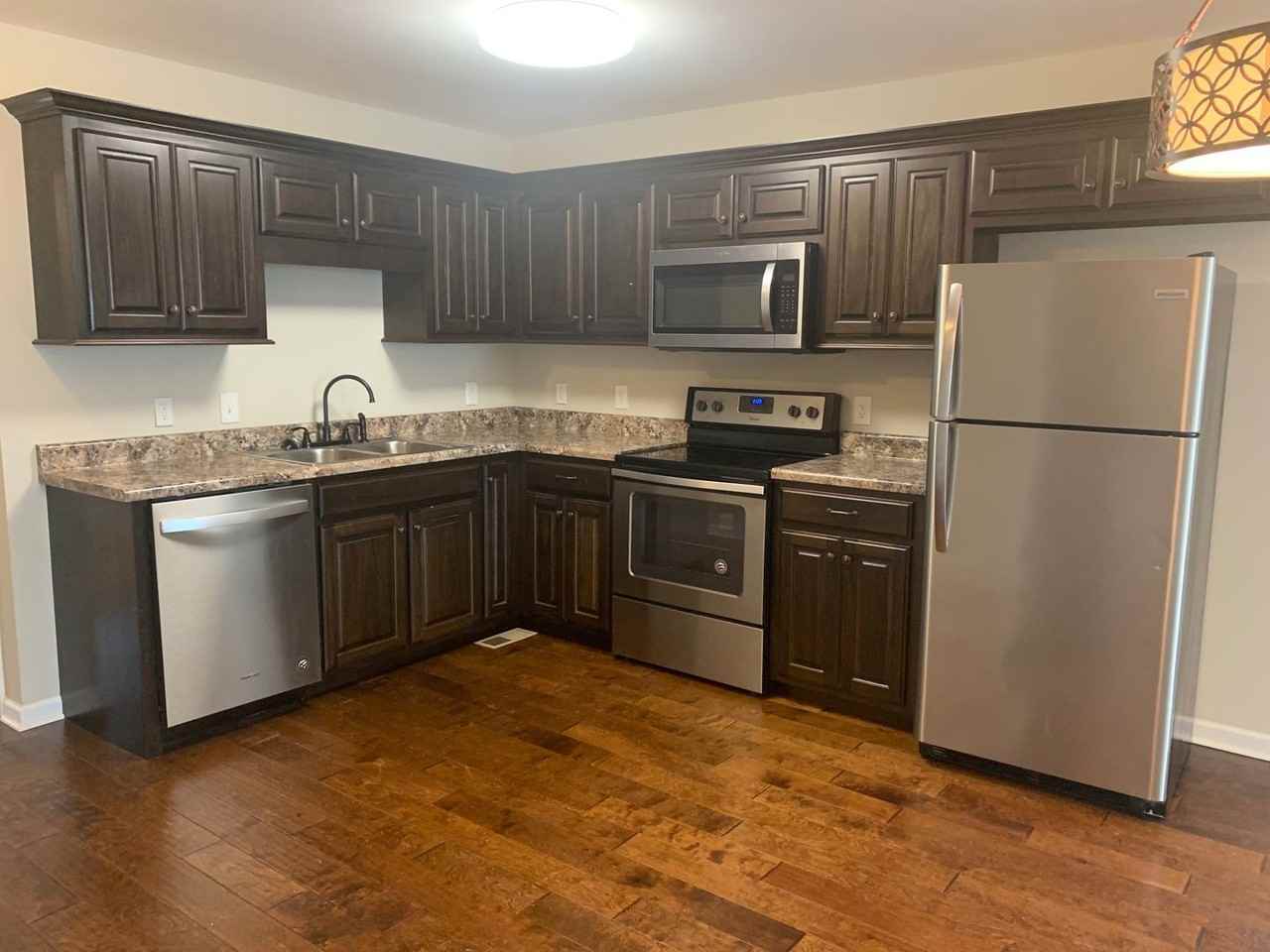 118 Parks St - Photo 3 of 15