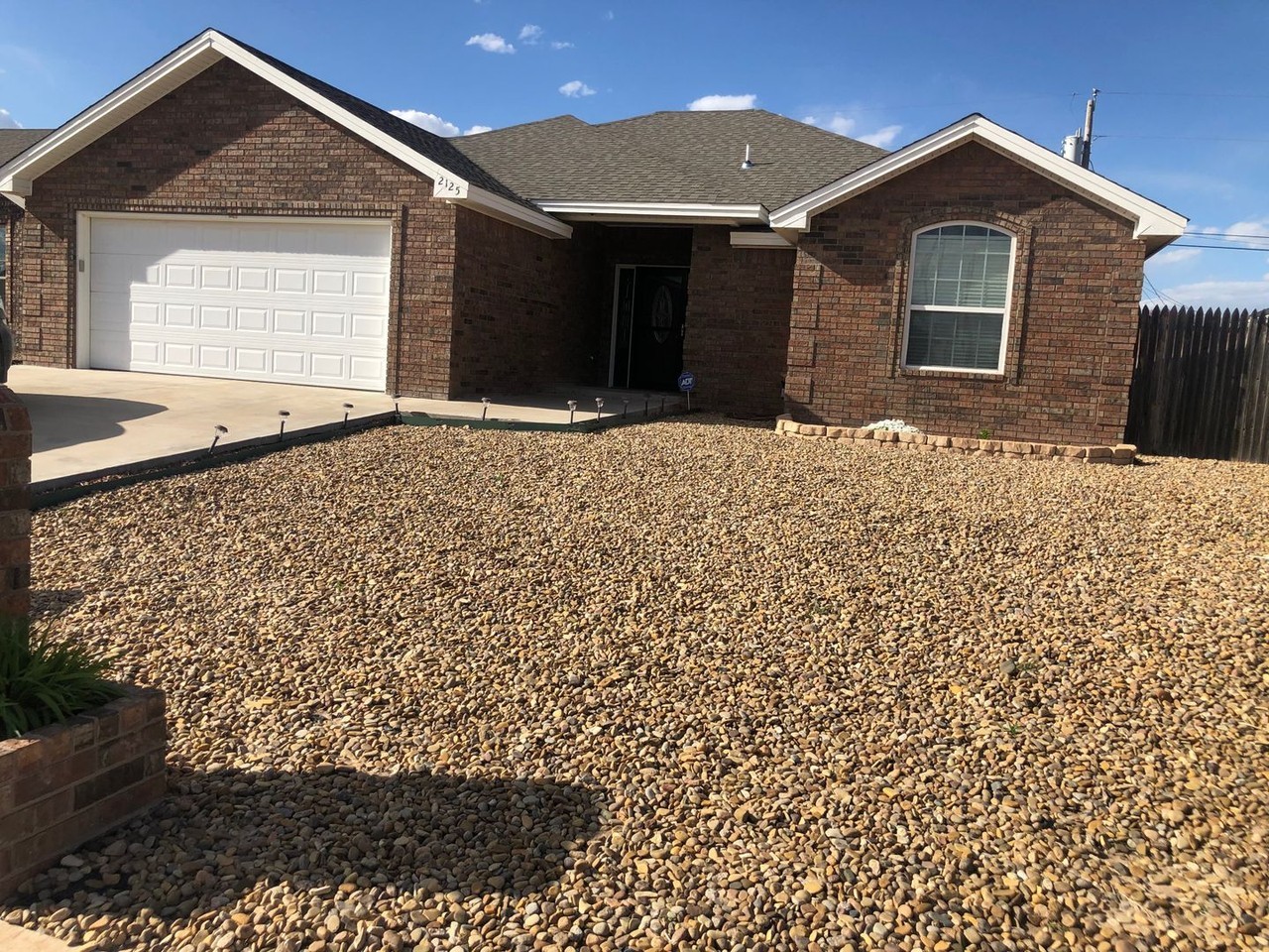 2125 Hayes - Photo 2 of 16