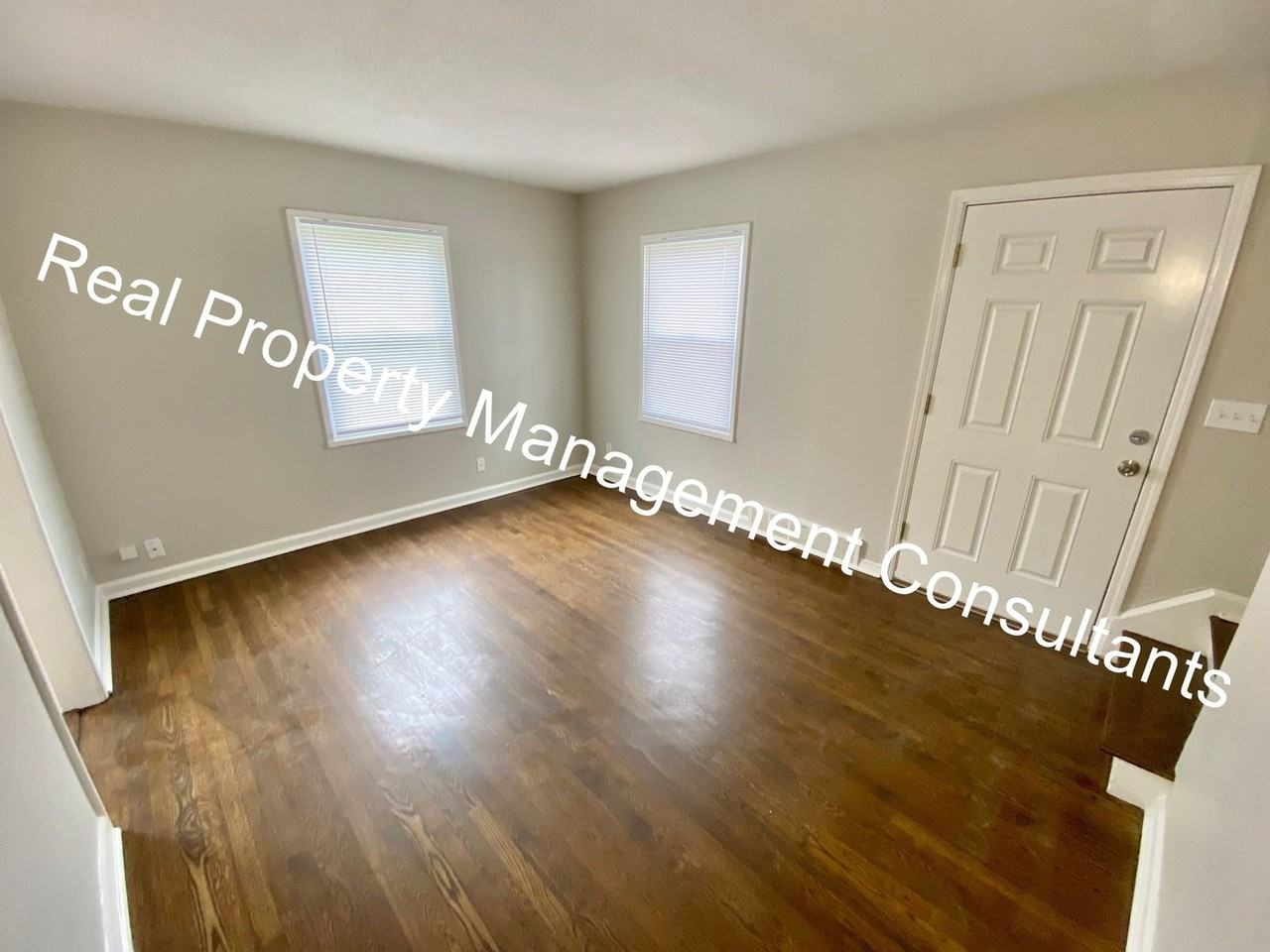 9548 Charlotte St - Photo 3 of 13