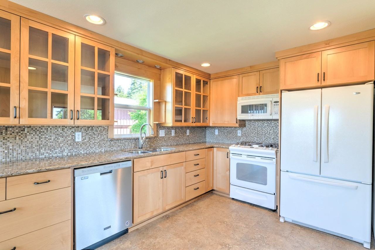 615 E Crescent Harbor Rd - Photo 2 of 27
