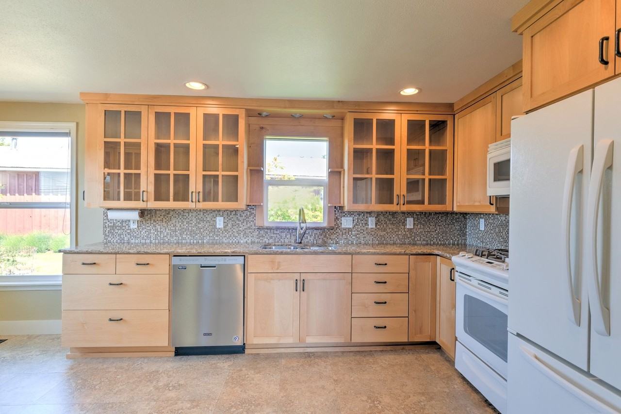 615 E Crescent Harbor Rd - Photo 6 of 27