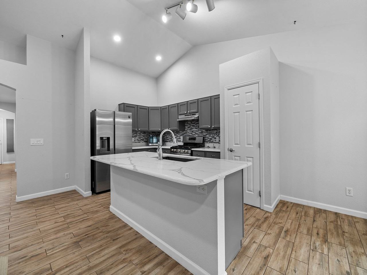2033 Fossil Creek Pkwy - Photo 2 of 20
