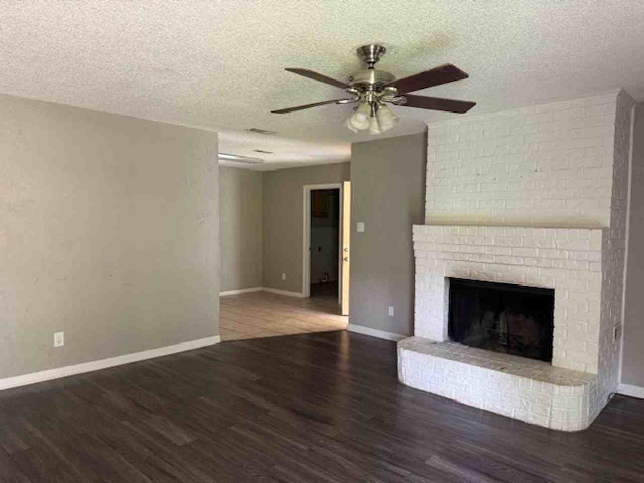 305 Liberty Ct - Photo 2 of 9