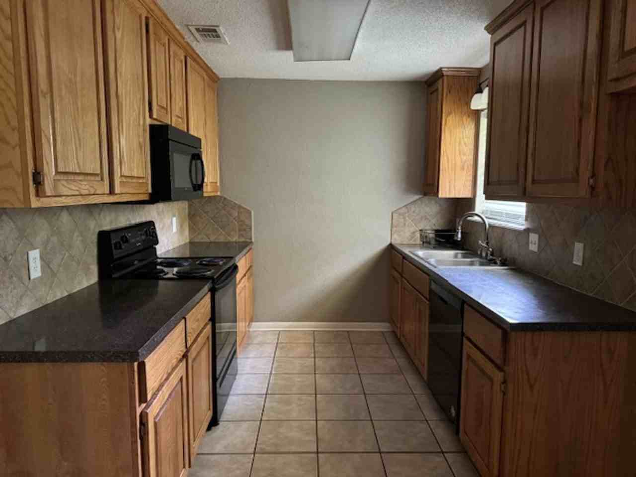 305 Liberty Ct - Photo 3 of 9