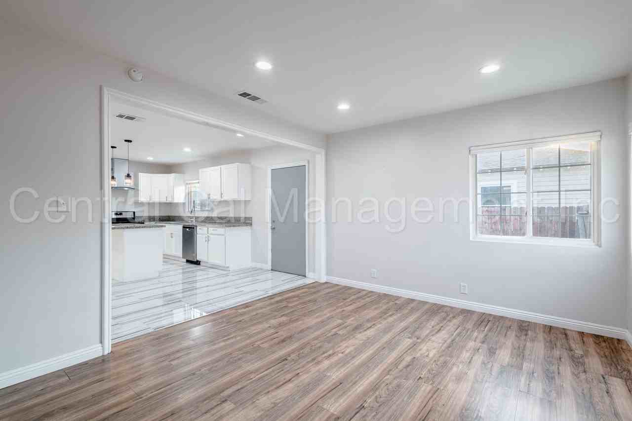 9930 Holland St - Photo 2 of 20