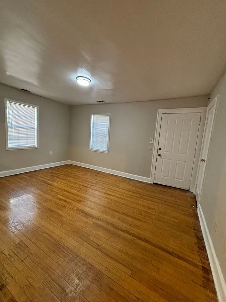 1211 26th St - Photo 2 of 10