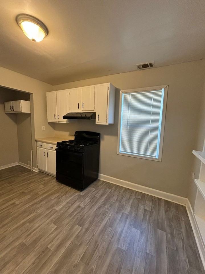 1211 26th St - Photo 3 of 10