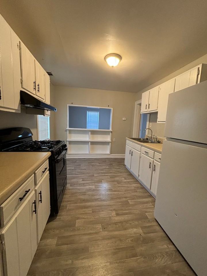 1211 26th St - Photo 4 of 10