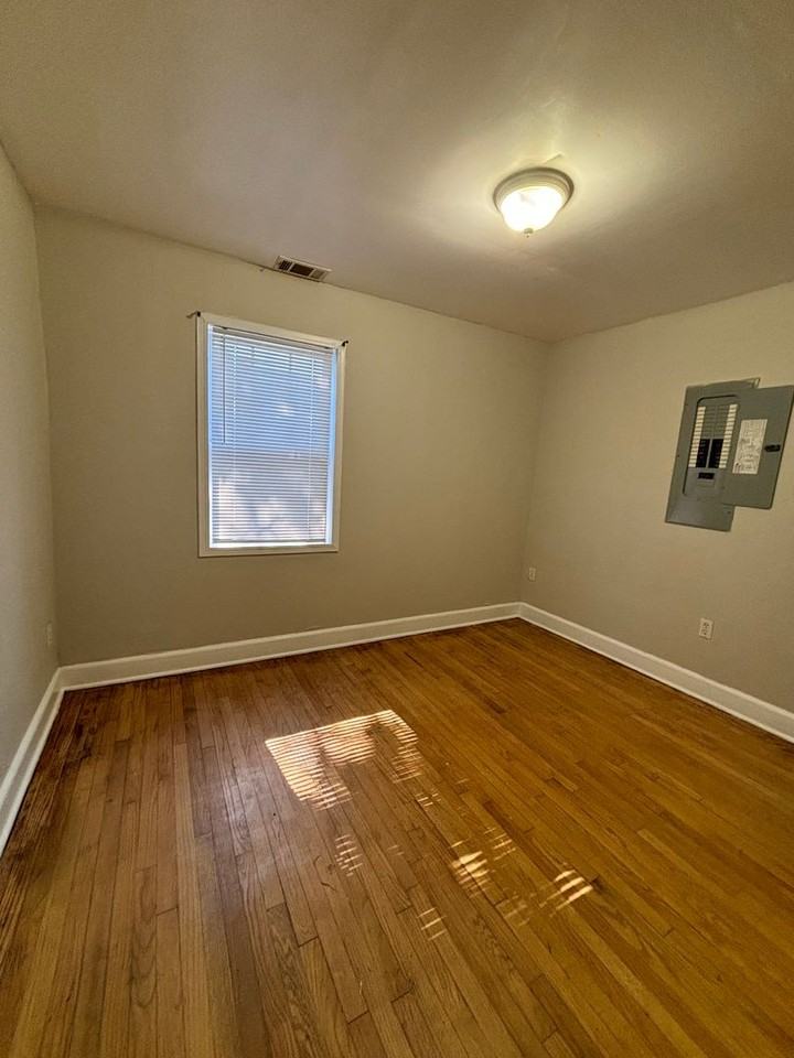 1211 26th St - Photo 7 of 10