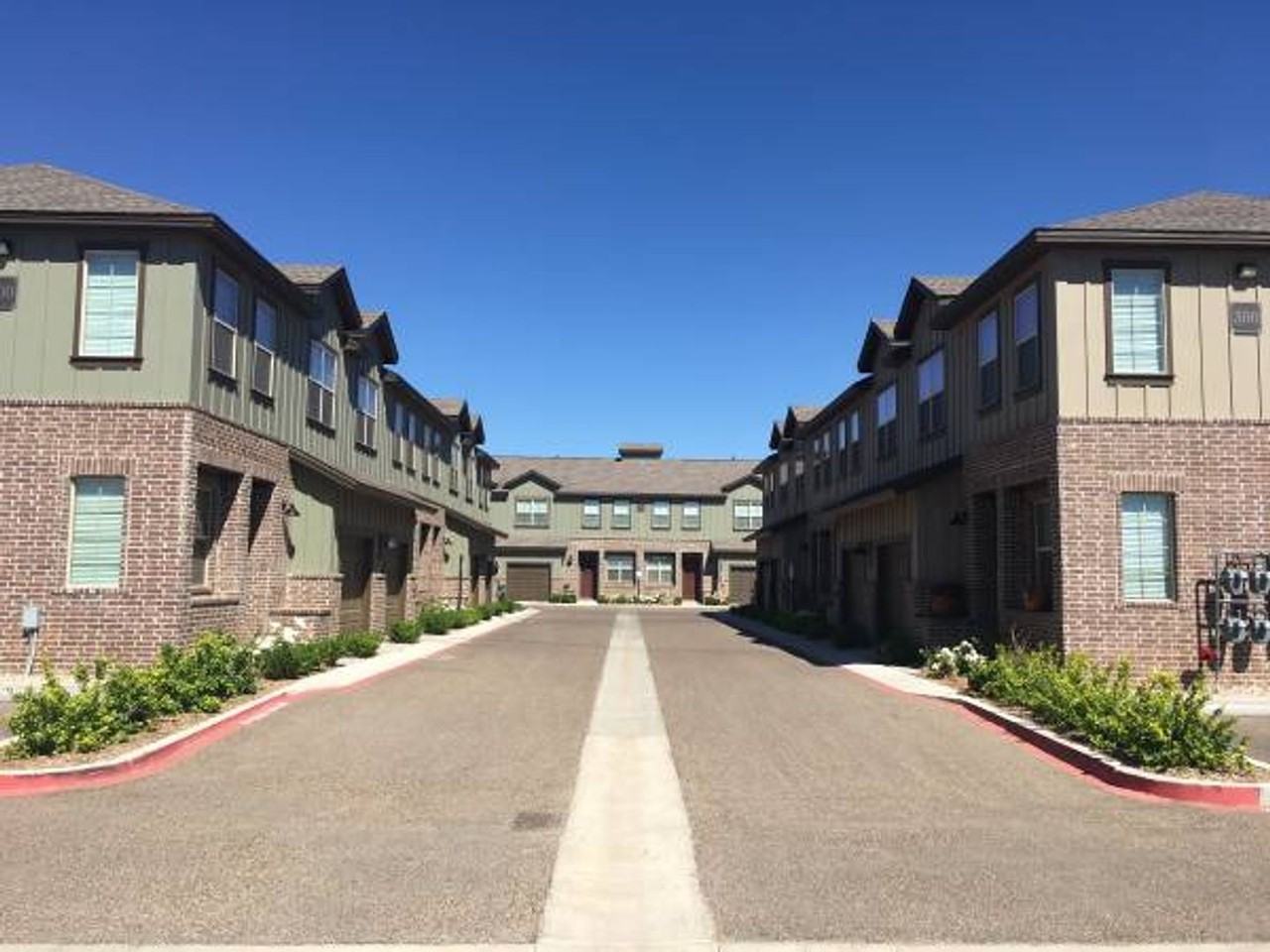 Gated 3 bdrm 2.5 bath Townhome with attached 1 car garage - Photo 2 of 14