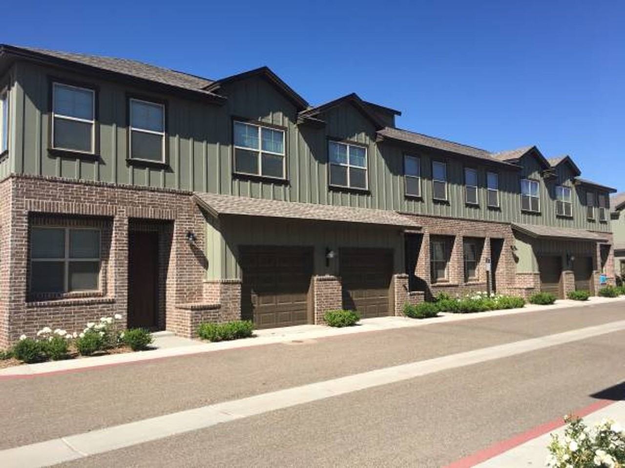 Gated 3 bdrm 2.5 bath Townhome with attached 1 car garage - Photo 3 of 14