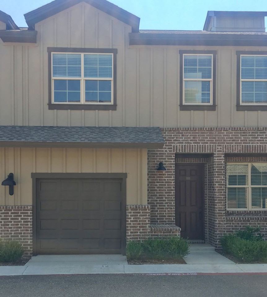 Gated 3 bdrm 2.5 bath Townhome with attached 1 car garage - Photo 4 of 14