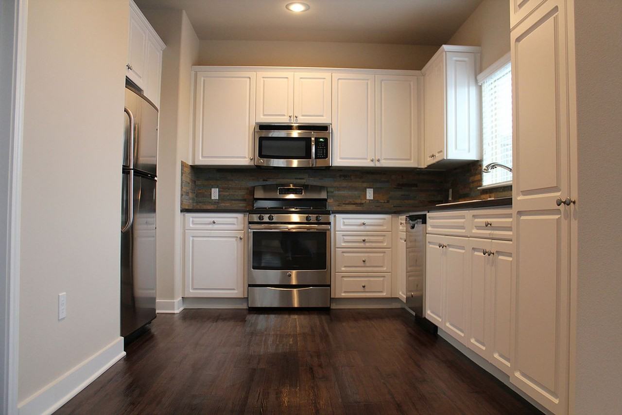 Gated 3 bdrm 2.5 bath Townhome with attached 1 car garage - Photo 5 of 14