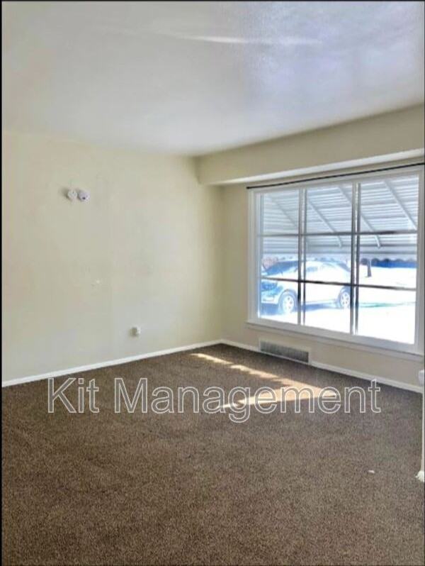 536 W Poinsetta Ave - Photo 4 of 13