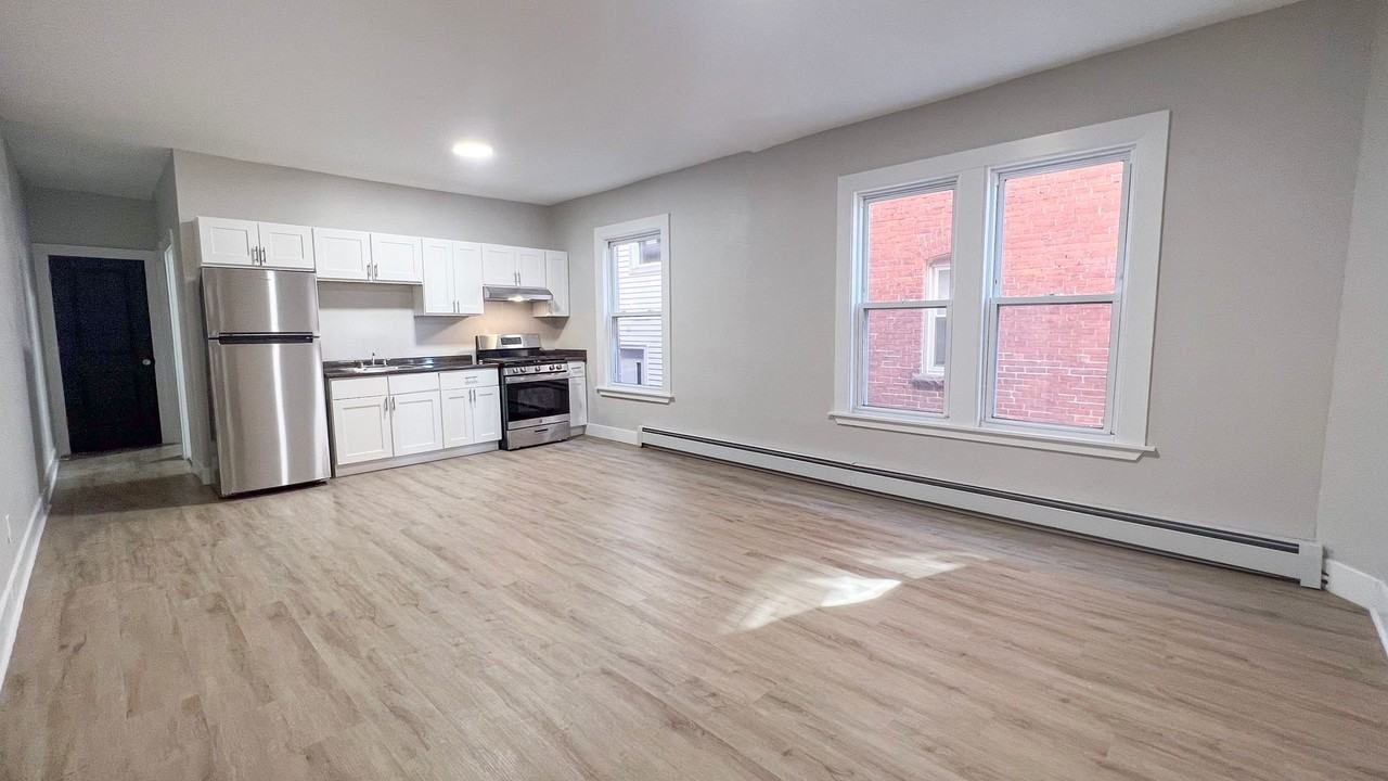 291 Buckingham St / Luca Investments LLC - Photo 3 of 14