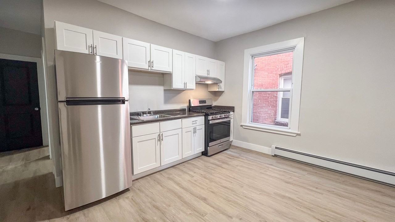 291 Buckingham St / Luca Investments LLC - Photo 2 of 14