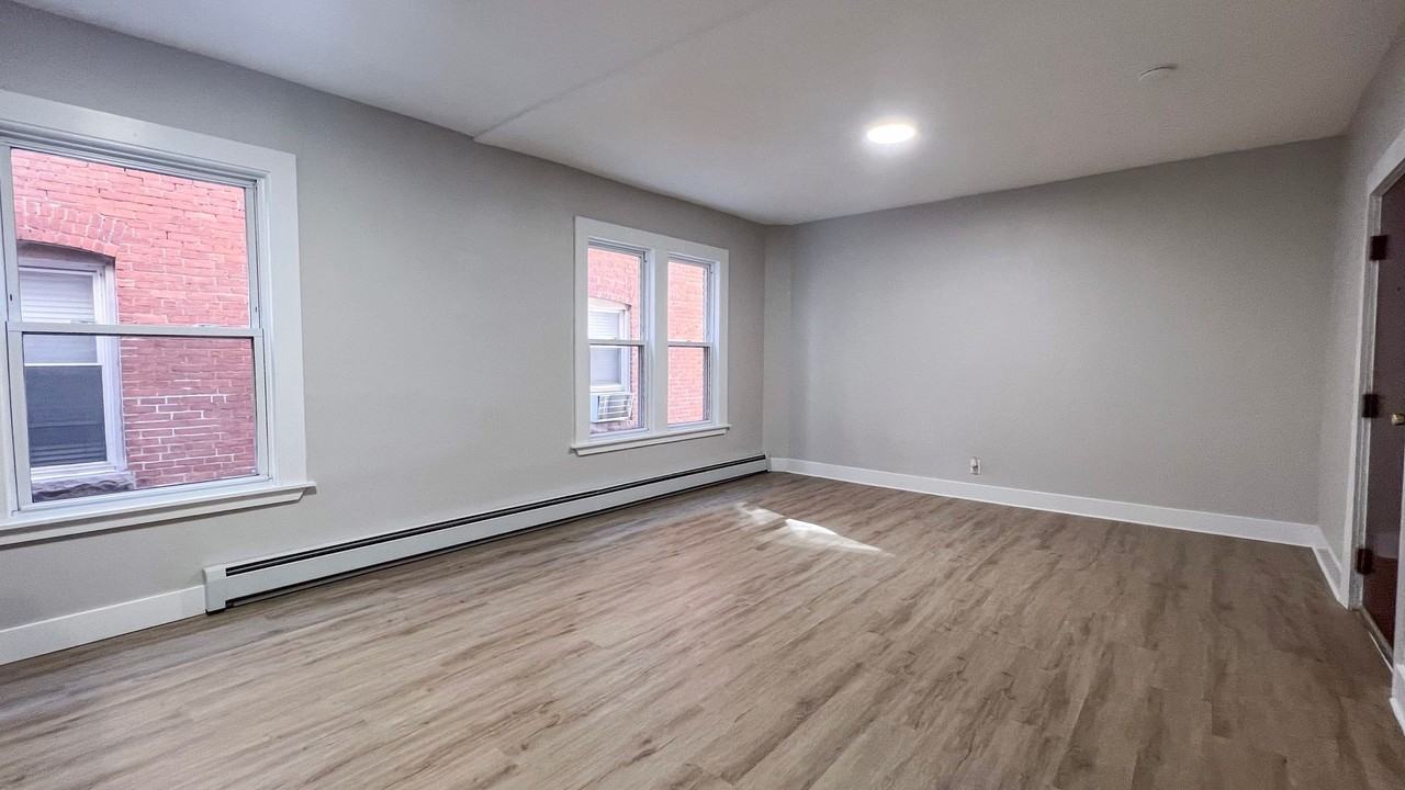 291 Buckingham St / Luca Investments LLC - Photo 7 of 14