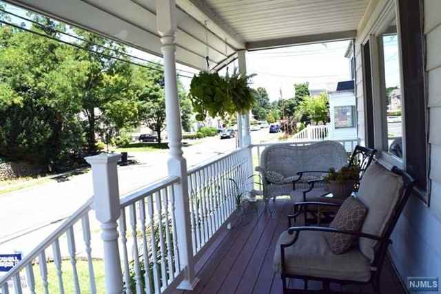 9 Wanamaker Ave - Photo 3 of 18