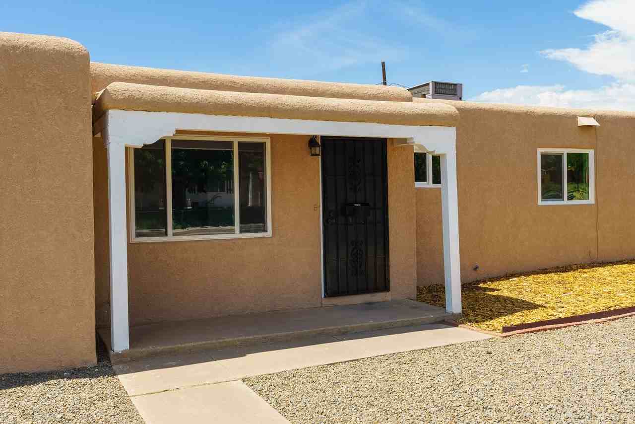 2429 Elizabeth St Ne - Photo 2 of 22