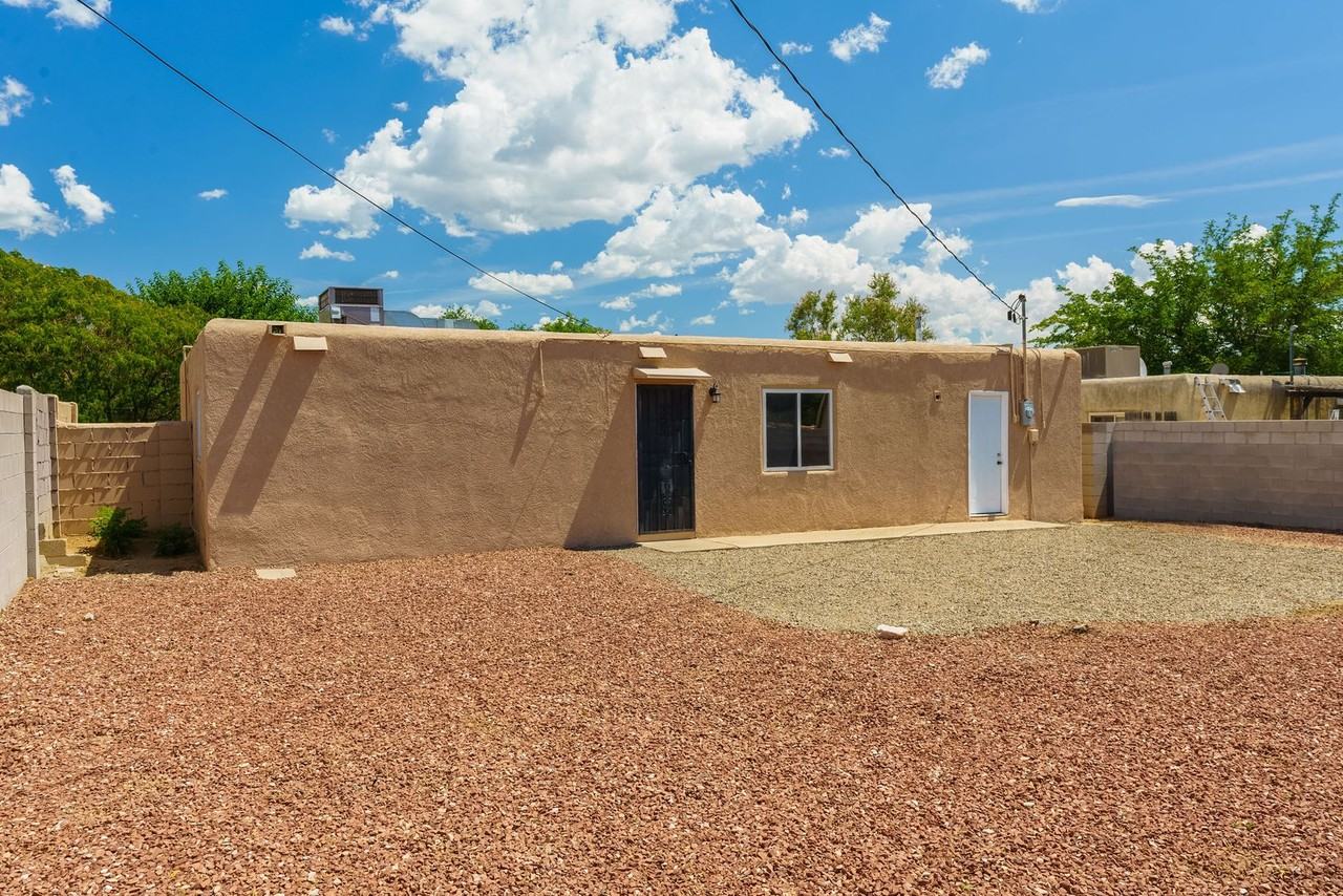 2429 Elizabeth St Ne - Photo 3 of 22