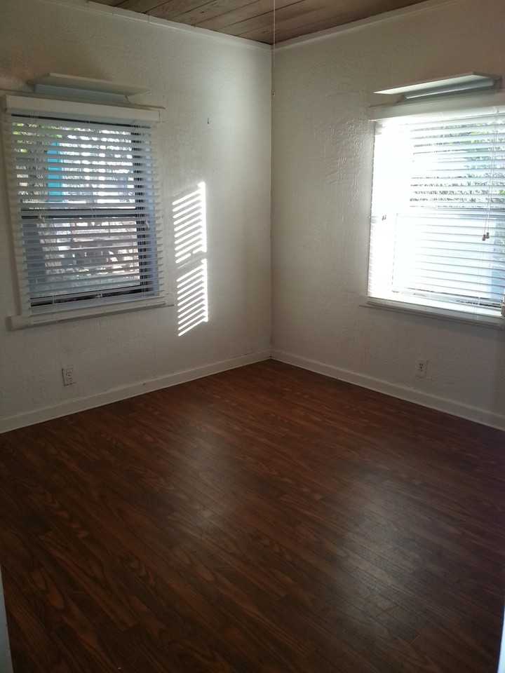 134 N Clark St - Photo 7 of 11