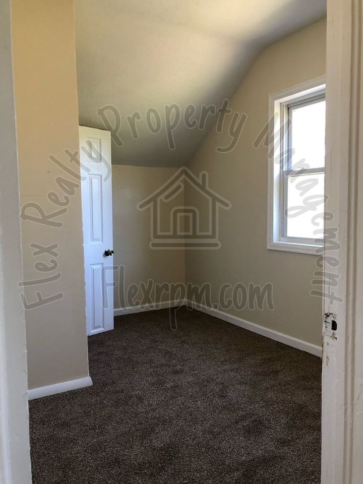 1436 Walbridge Avenue - Photo 4 of 11