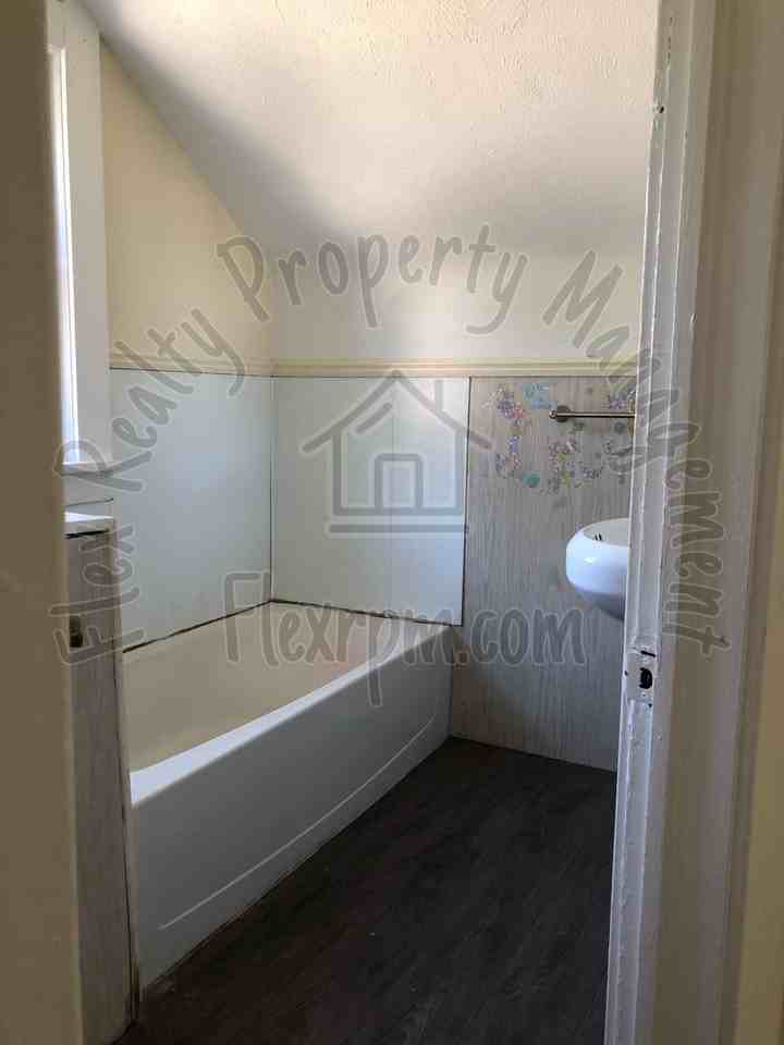 1436 Walbridge Avenue - Photo 5 of 11