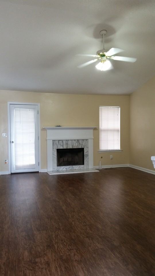 215 Bainbridge Cir - Photo 3 of 27