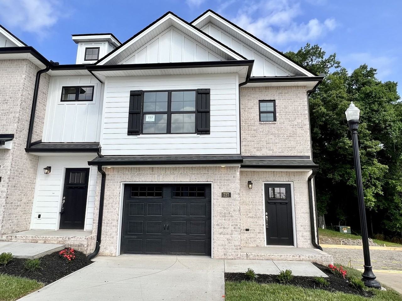 727 Hollie Way - Photo 2 of 17