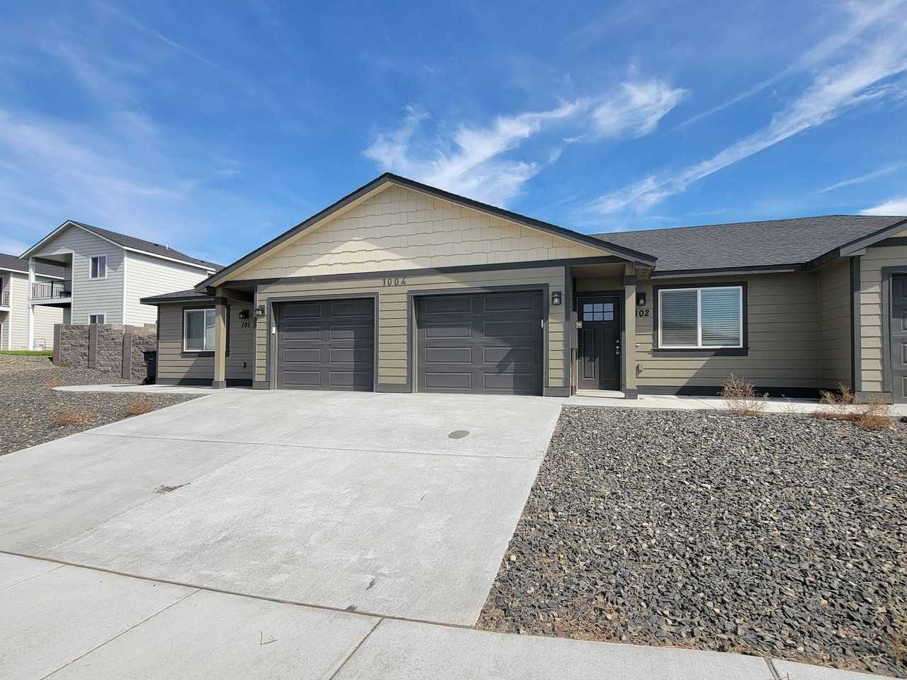 1004 Creer Way - Photo 2 of 12
