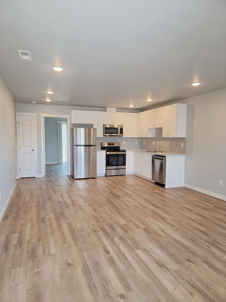 1004 Creer Way - Photo 3 of 12