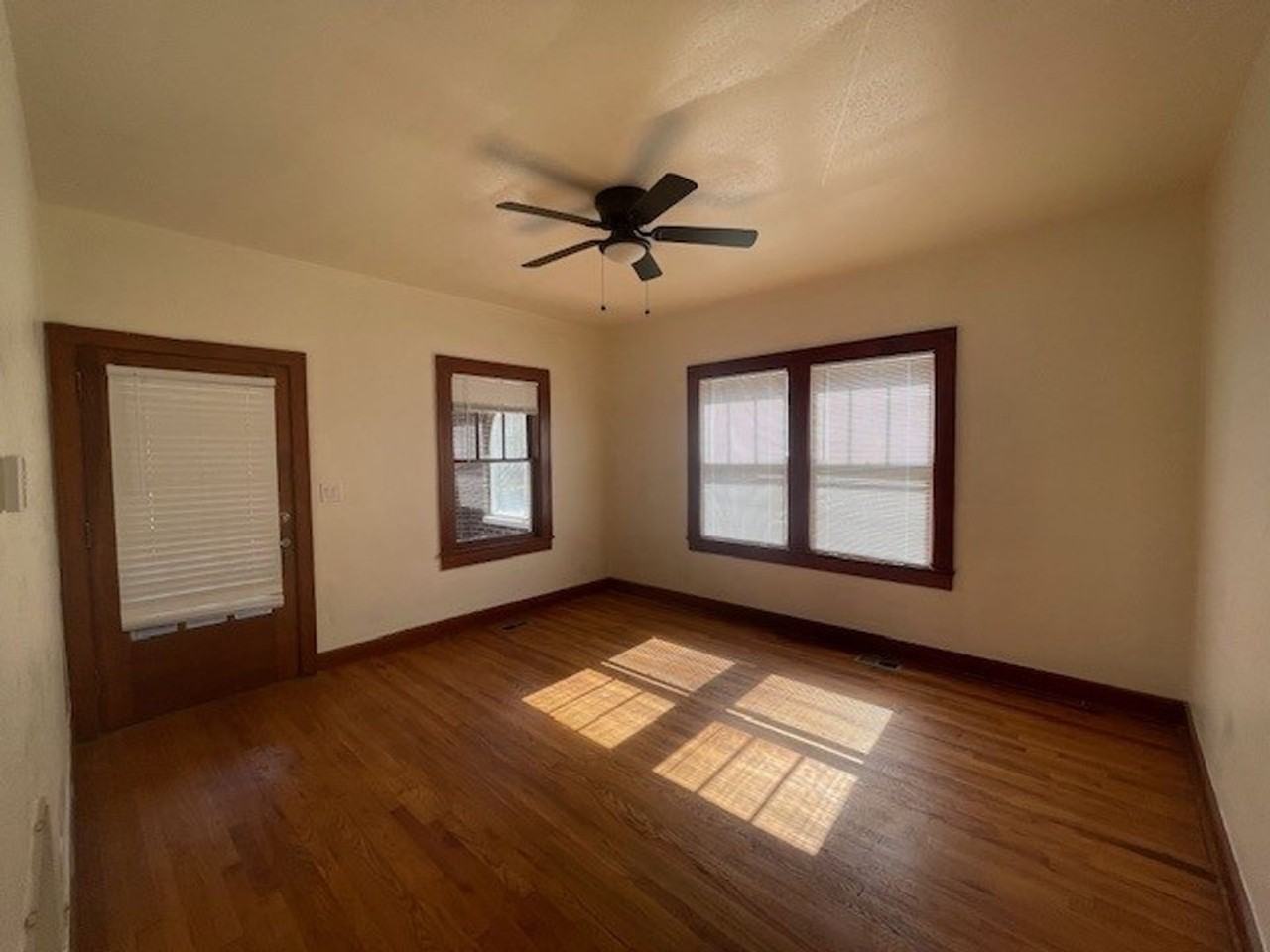 131 Stanley Avenue - Photo 4 of 10