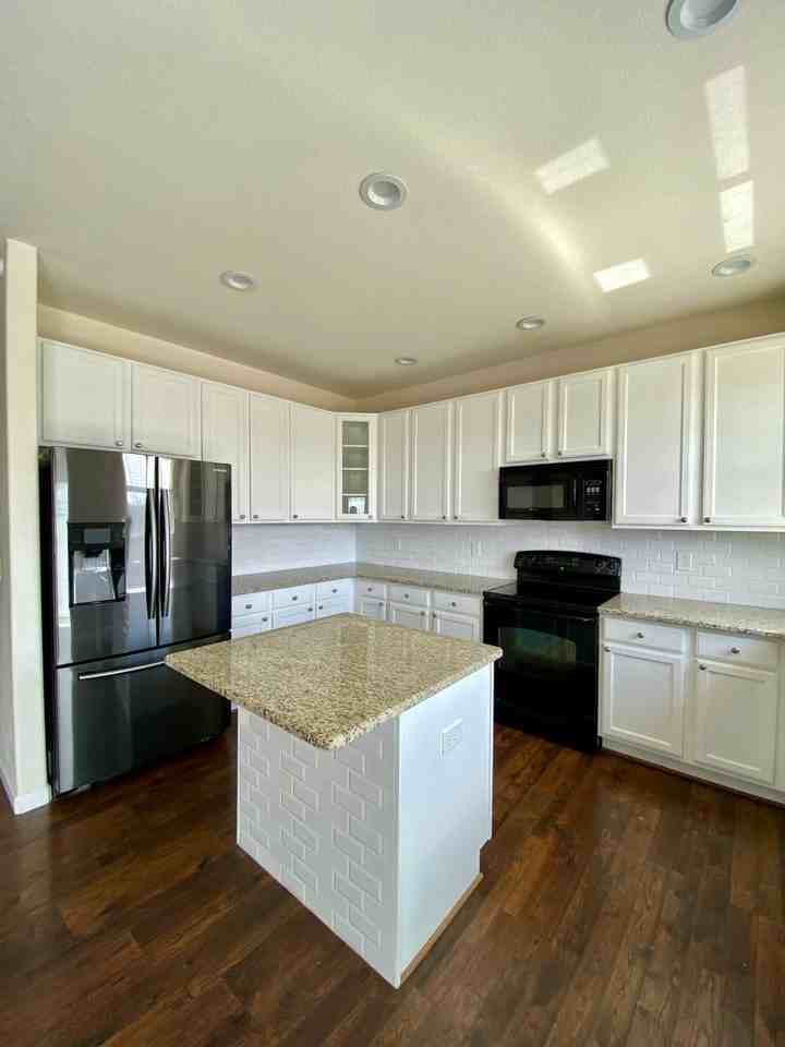 7605 Dobbs Dr - Photo 5 of 22