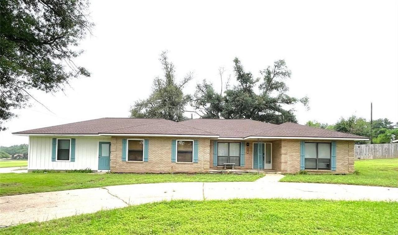 1901 Mistletoe Ln - Photo 2 of 31