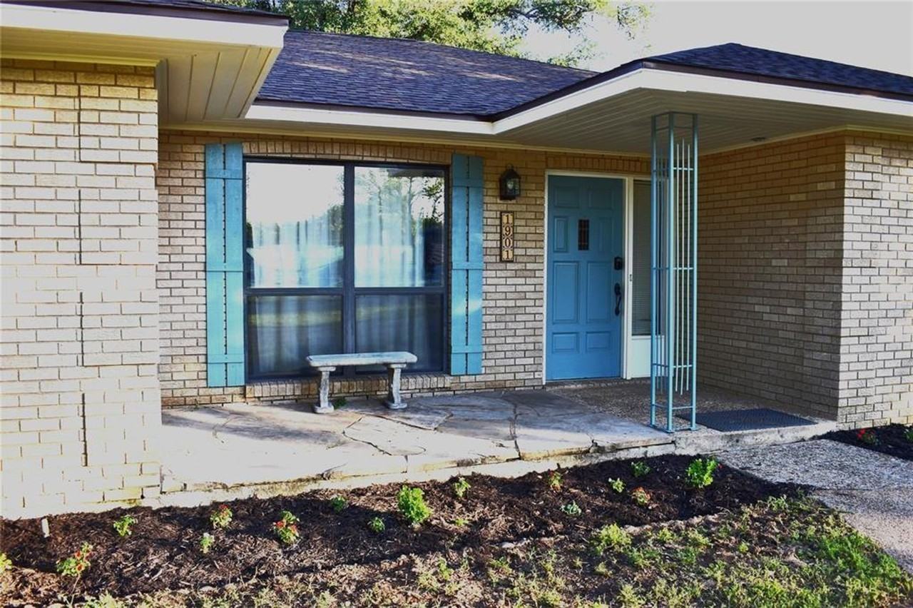 1901 Mistletoe Ln - Photo 3 of 31